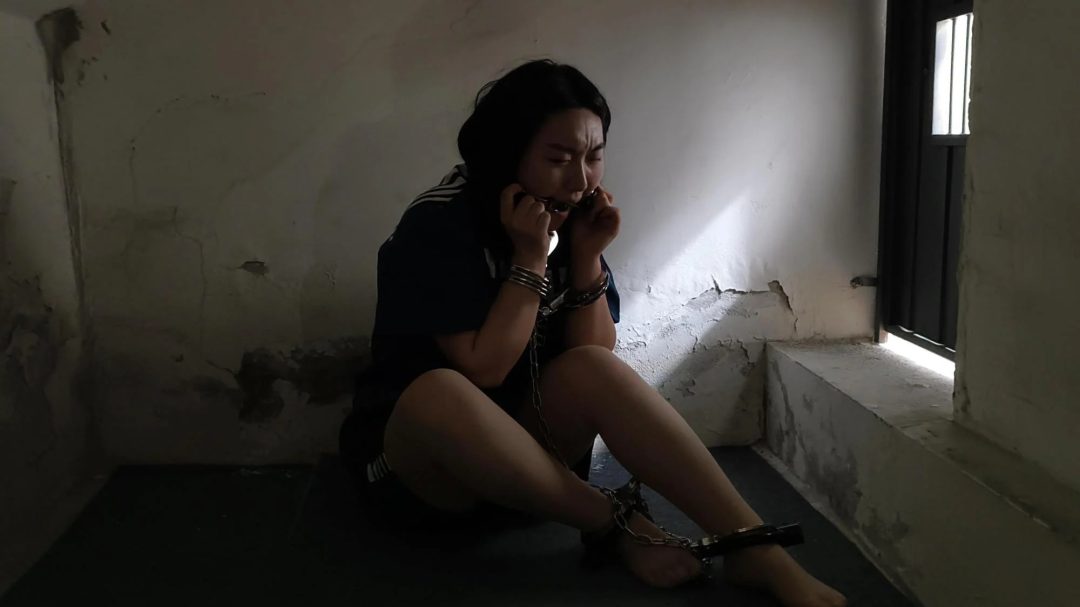 【鑫鑫工作室】李珍珍 诈骗被捕 审讯 不配合 刑讯惩罚 吊铐惩罚 电棍电击 鞭打 口球 金属口珈等手段-10