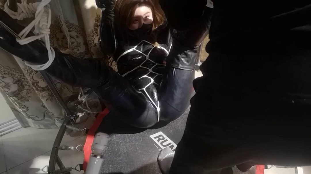 女高管下班不回家，直接来见主，自觉穿上乳胶衣过膝长靴，龟甲四肢蜘蛛绑-2