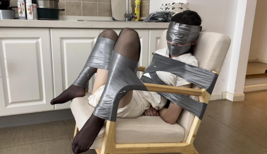 【小雪】纤细的身材+黑丝，丝溜~还是更喜欢身材好的模特，挣扎出来的感觉-13