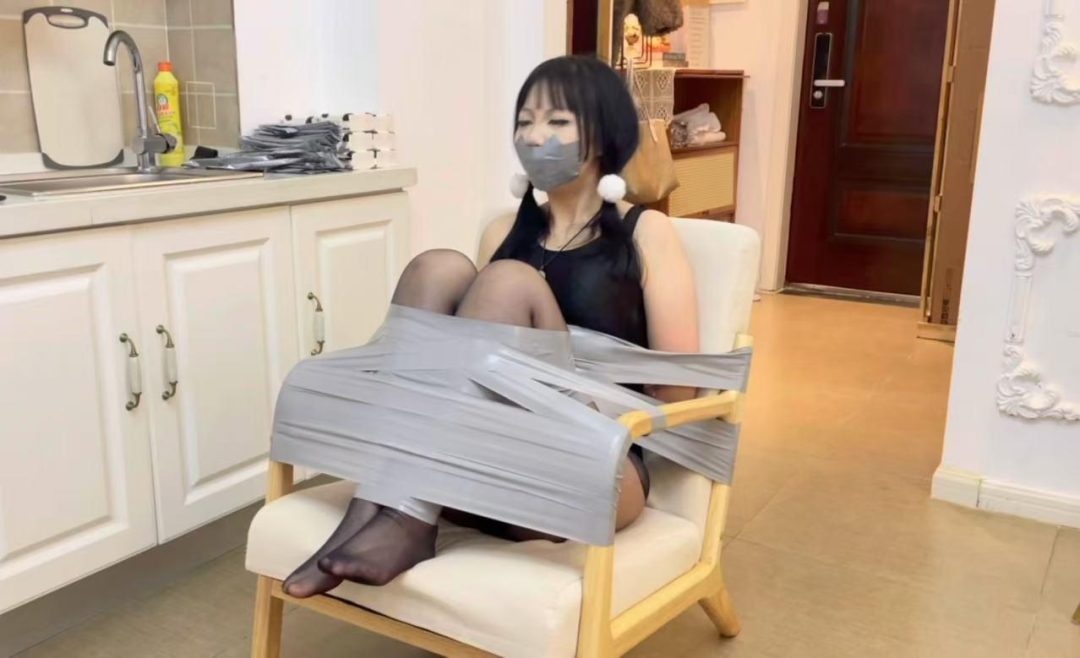 【小鹿】小鹿的胶带椅子束缚，黑丝小脚拼命挣扎-5