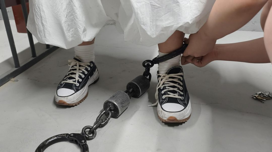 【鑫鑫工作室】新模特小艾云思饰演女贩和人犯，被逮捕后还不老实，于是先踮起脚来拷上，到监狱后又苏秦背剑铐起来，终于忍受不了，承认了犯罪经过-13