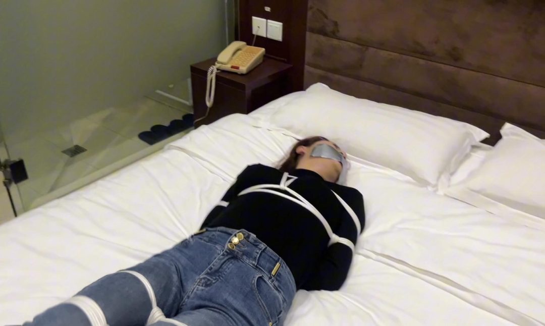 【缚艺录】【任我行】【晴儿】银色胶带的挣扎-2