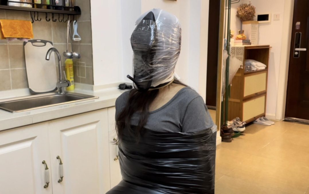 【小阳】纯享：呼吸限制2，肉、黑、白三色丝袜套头，再缠上保鲜膜，不够？高跟鞋再罩在脸上~-5