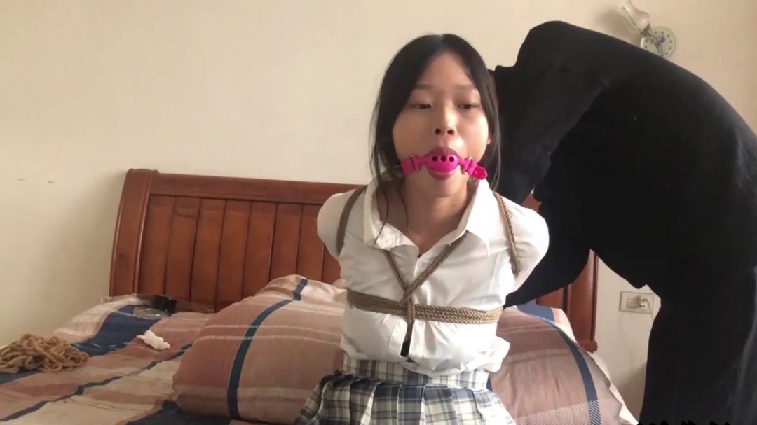 妹子小雪捆绑模拟-3