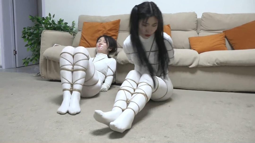 king定拍《鬼屋缚影——自动拘束魔绳》刘洋 吴晗性感油光白丝美女 自己捆绑的魔绳 越挣扎捆绑越紧 超严密捆绑白丝人粽-5