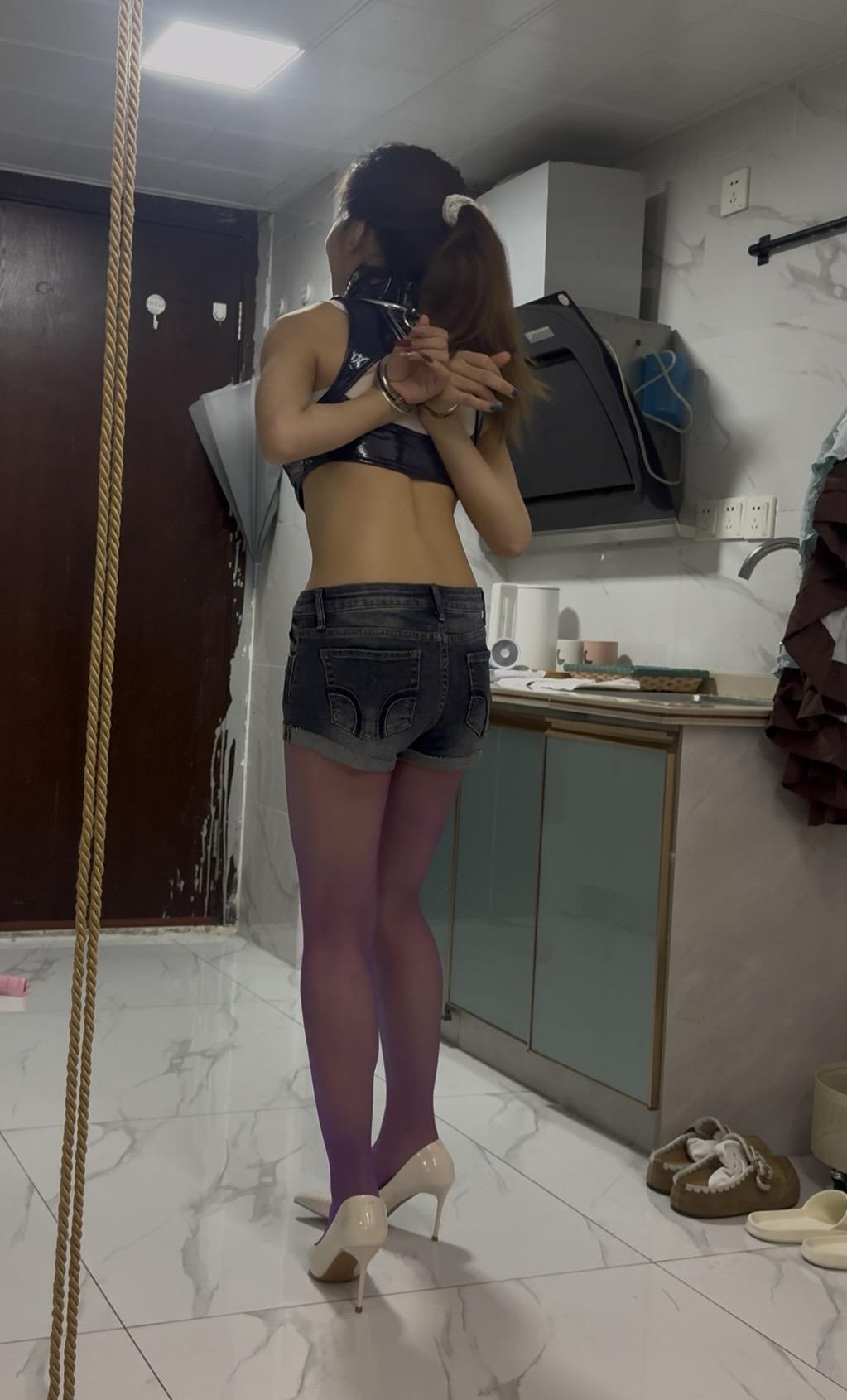 【内八原创】Lolita女孩甜巧却极度反差被绑成粽子 极限倒吊直臂-1