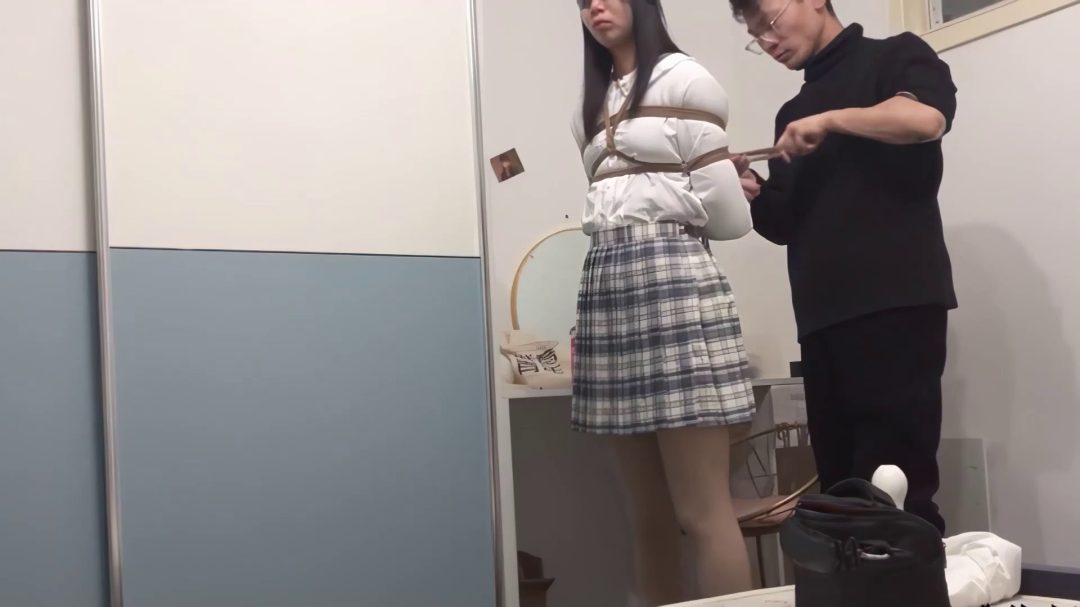 大学生新妹子口球捆绑放置 大量口水-5