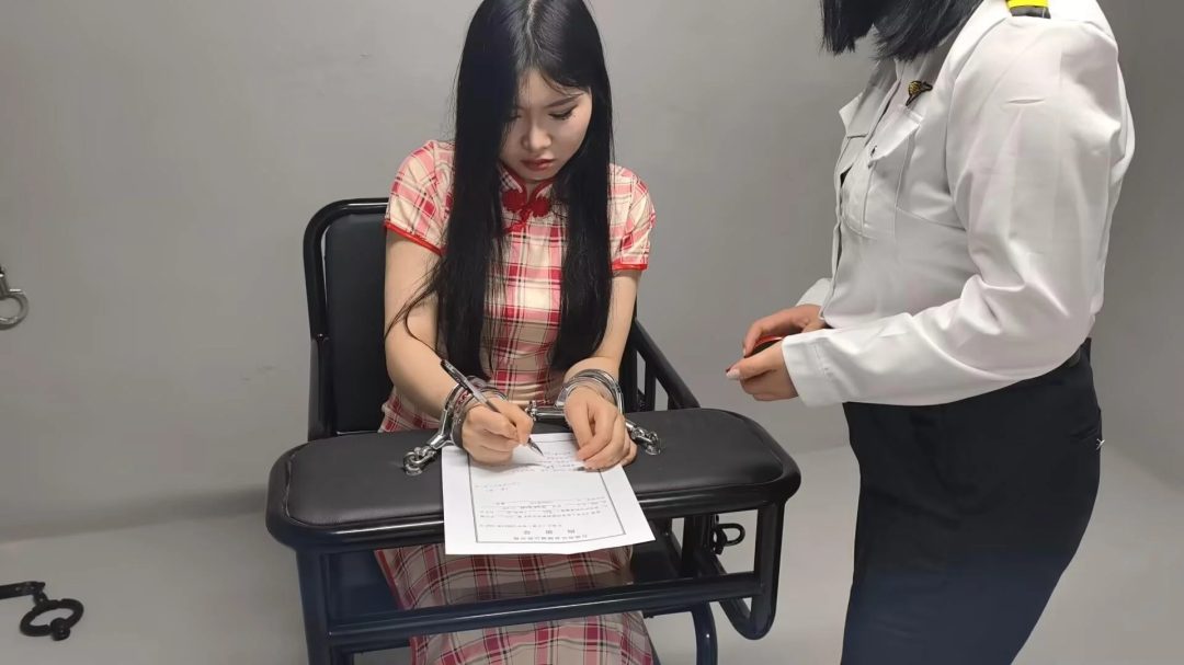【鑫鑫工作室】新场地高颜值演技好模特吴晗出演 女，被卧底抓捕，审讯，因不听话被严加管教，手铐镣铐，押解逮捕-6