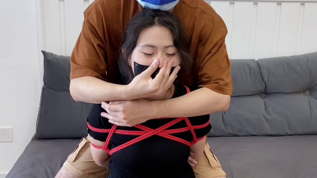 小G第一次体验TK，胶带封嘴挠脚心-2