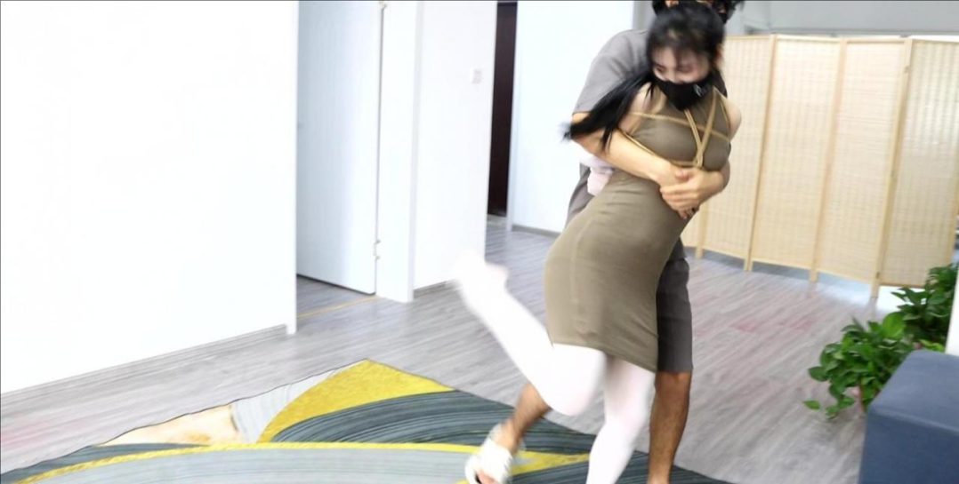 king定拍《挣扎的白丝丽人上》跆拳道美女被拘束捆绑 奋力挣扎结果中计被缚 真实疯狂挣扎-2
