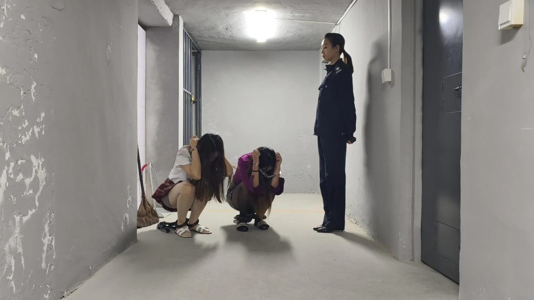 【鑫鑫工作室】张小可被抓获，从其包里搜出x品，但张小可坚称不知道x品为何会在其包里，并称是别人放的。J对张小可进行审讯，把她吊起来，张小可最终承认自己为帮助缺钱而开始帮其闺蜜肖雨琪带货-6