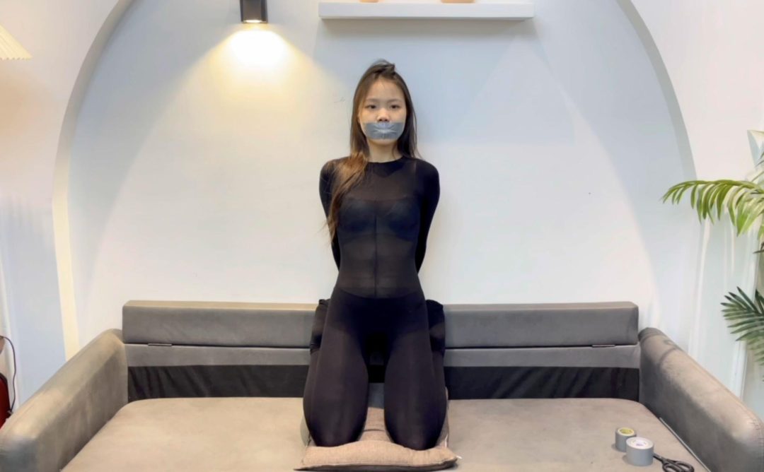 【小灵】胶带半包的小灵，很无奈，想挣脱，又挣脱不开，想说话，嘴巴又被封严实-6
