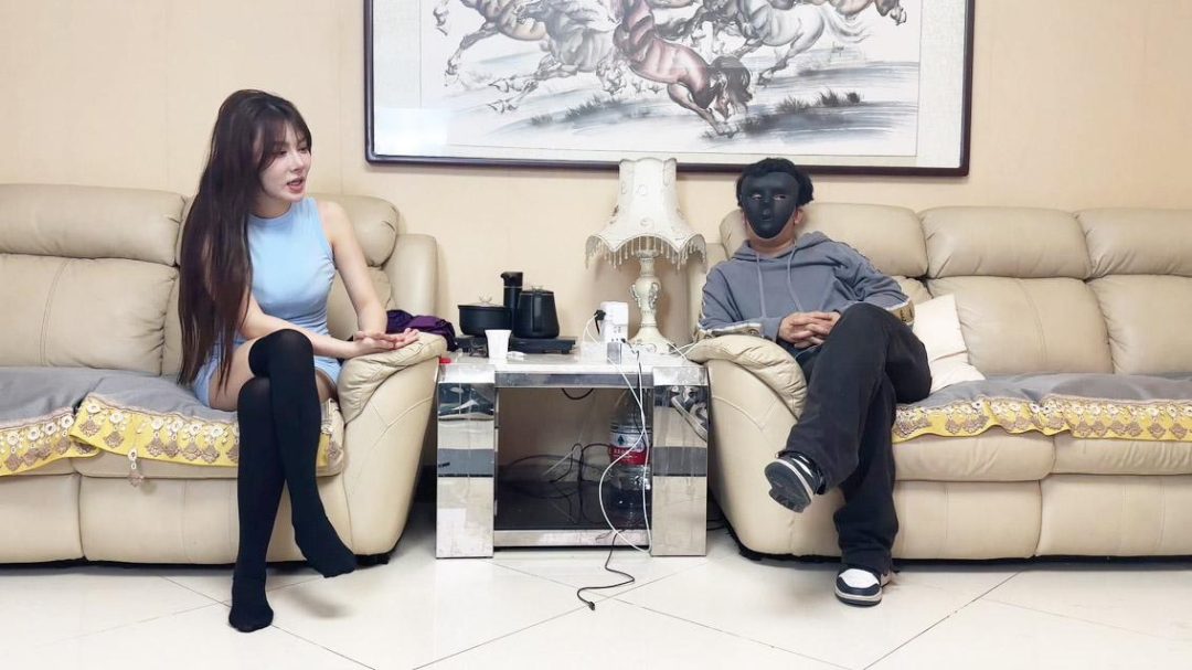 king定拍！安慈《被贩卖的性感人妻》超S身材 高领超短裙 长筒袜绝对领域 人妻被抓住贩卖 口水不停滴落-2