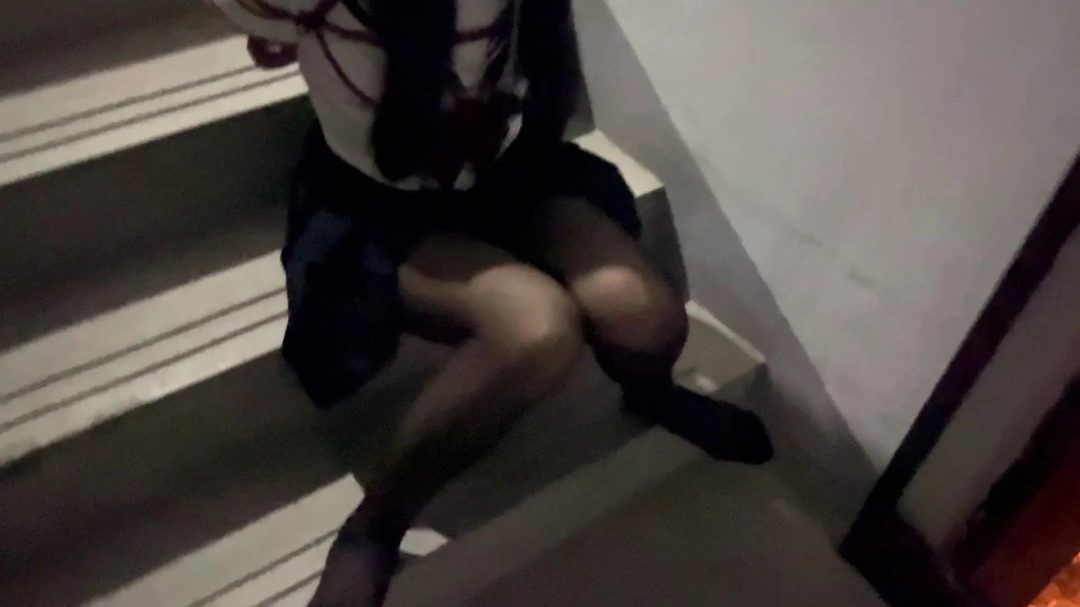 楼道里面怎么会有一个黑丝JK学妹？不仅被捆绑着，还光脚没穿鞋？-7