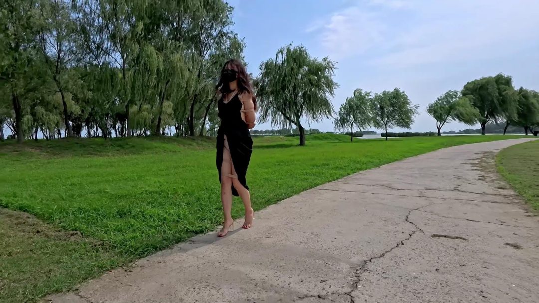 【Raymond】裙子下被绑大腿艰难的户外行走，湖边偶遇“路船”专门绕了一圈过来看（户外/绑腿/艰难行走/人前/后手观音/股绳/被发现/礼服）-2