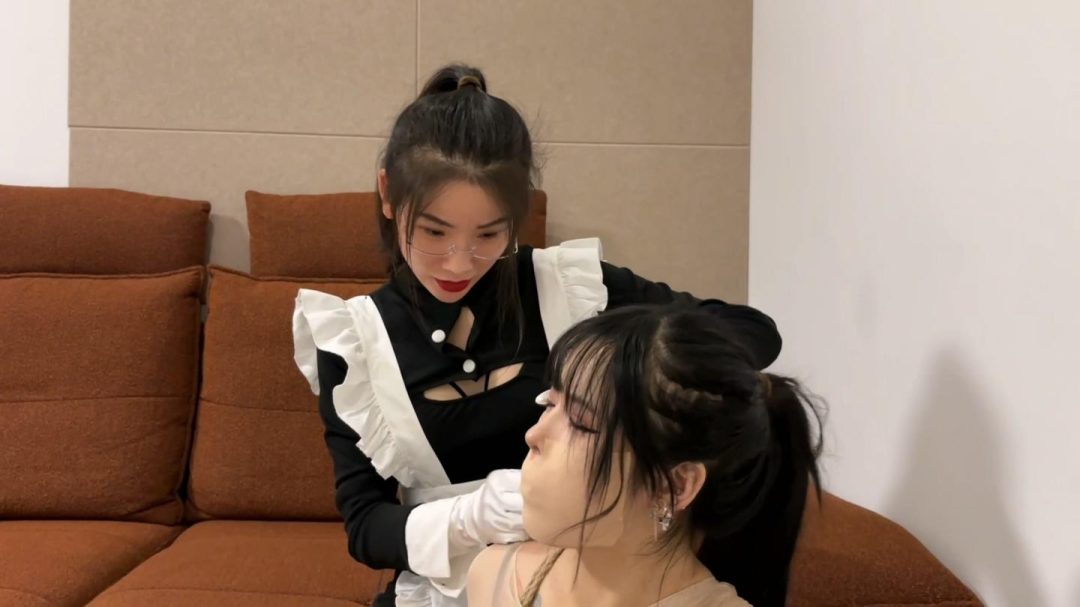 king完美复刻漫画定拍！云雀定拍《女仆与千金第二部——鸠占鹊巢02》饱和式剧情 丝袜女总裁被包裹成完美丝袜人茧 强制导尿管长期饲养 变成女仆的玩物~-8