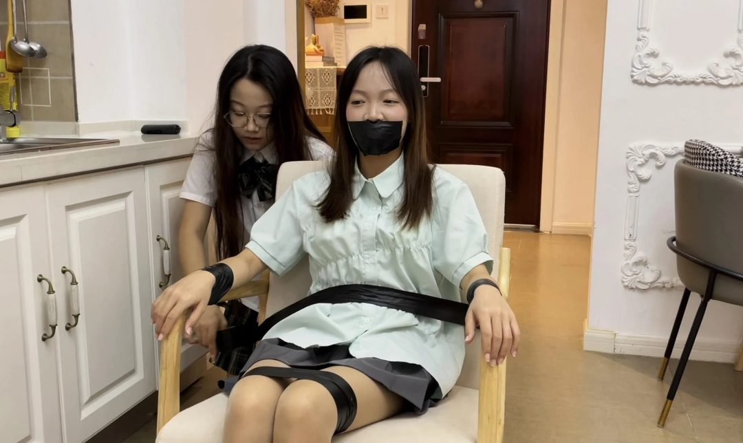 【小依】新模小依来试镜，肉色丝袜+白袜，胶带椅子缚~胶带封嘴，必少不了-7