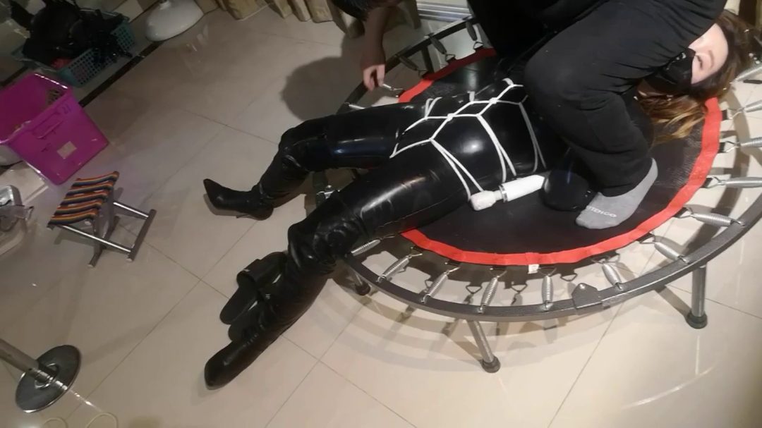 穿上乳胶衣，乳胶头套，龟甲紧缚一顿施虐-3