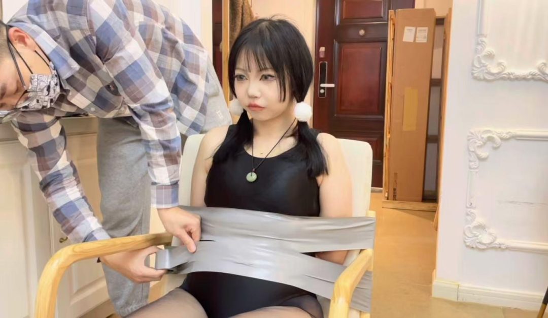 【小鹿】小鹿的胶带椅子束缚，黑丝小脚拼命挣扎-2