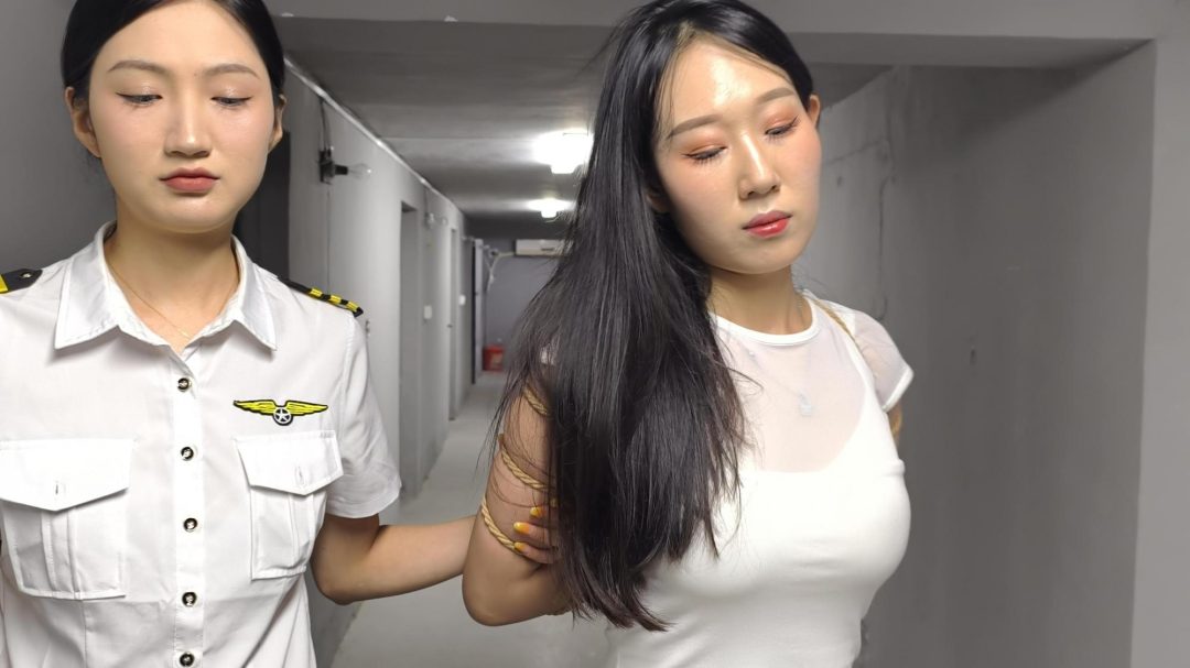 【鑫鑫工作室】周洁因涉嫌一起逮捕，她是一名美容院护士，与一名男顾客发展为男女朋友关系。某天，她给男朋友的老婆做面部护理时，在其美容针中掺了，导致对方。-10