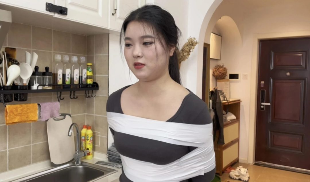 【小贝】许久不见的小贝，还是熟悉的配方，先是防水肤膜，然后白色胶带沾满脸，穿着黑丝，慢慢挣扎吧-2