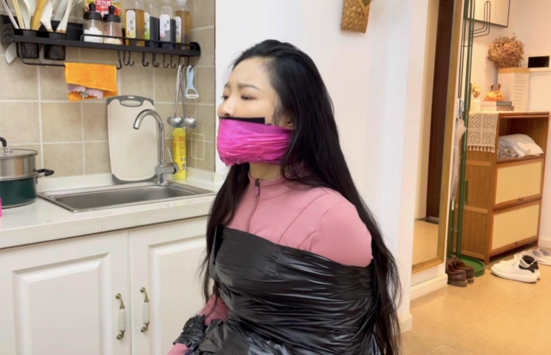 【小橙】椅子上的黑色胶带捆绑，胶带封嘴后，静电胶带再封一层，肉丝蒙眼+蒙嘴，“呜呜呜”的享受~-10