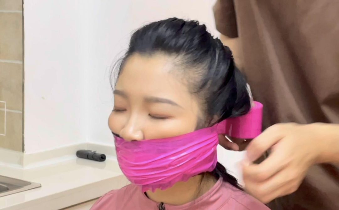 【小橙】椅子上的黑色胶带捆绑，胶带封嘴后，静电胶带再封一层，肉丝蒙眼+蒙嘴，“呜呜呜”的享受~-8