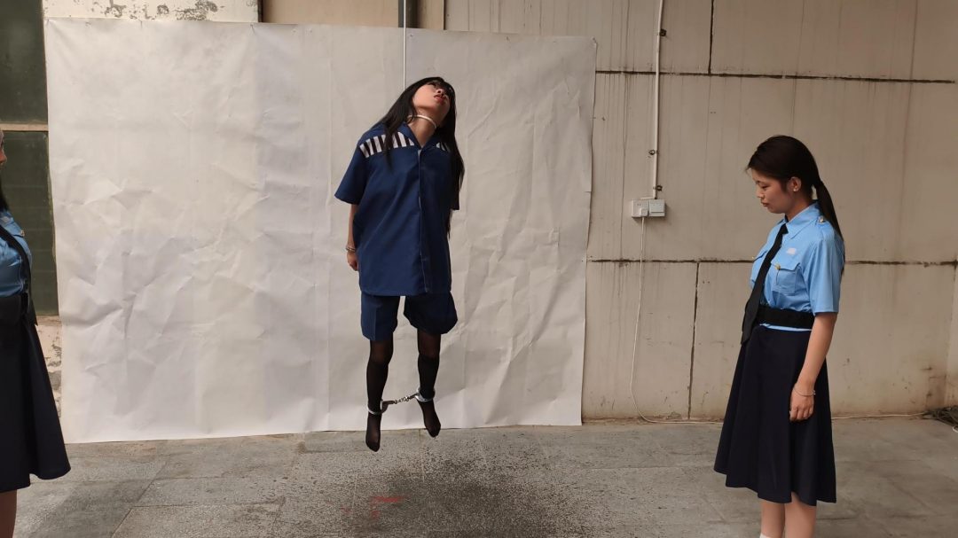 【鑫鑫工作室】女犯被捕后不老实，被吊起来，TK，驷马，最后终于承认罪行，被判处死刑，梦见自己被绞刑，痛苦死去-11