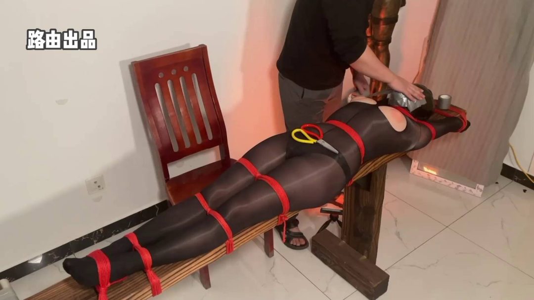 黑丝紧身衣 乳胶头套 条凳缚 呼吸限制！-5