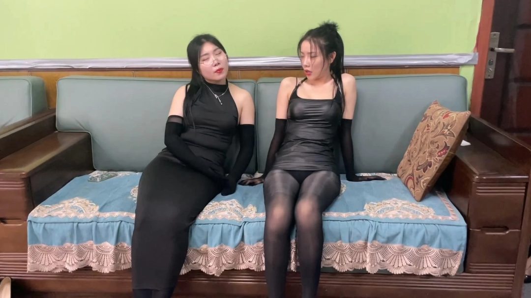 king定拍《紧缚晚礼服 止步拘束裙 上》完美还原漫画拘束 美女模特落入舞会陷阱 身上晚礼服变成拘束服 美女们被拘束成丝袜人茧 吴晗 刘洋知名模特-5