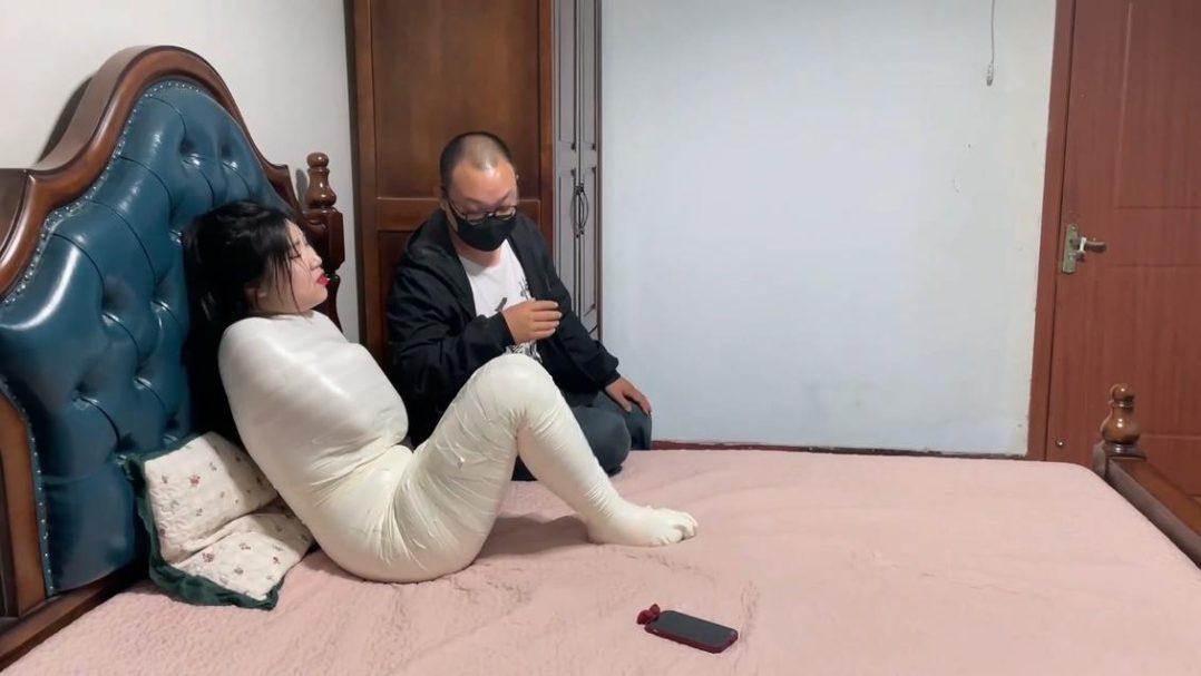 king定拍《过于谨慎的小偷 上》入室小偷将熟睡的美女严密包裹 变成了木乃伊 可怜美女户主奋力挣扎 踢踹小偷却被轻易制服玩弄-8