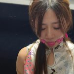 中篇 三位女模特倾情演绎，女学生被特务抓住逼问情报下落，在各种KB,YK,鞭打，老虎凳下，仍不肯招供，她能等到同伴来救她吗？同伴能安全离开吗？