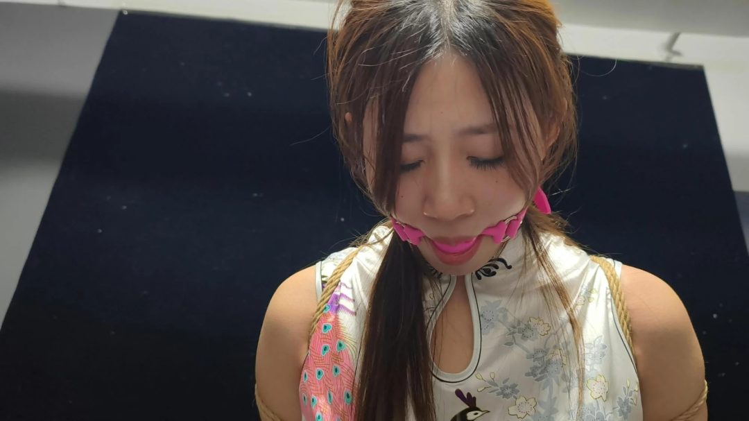 中篇 三位女模特倾情演绎，女学生被特务抓住逼问情报下落，在各种KB,YK,鞭打，老虎凳下，仍不肯招供，她能等到同伴来救她吗？同伴能安全离开吗？-1