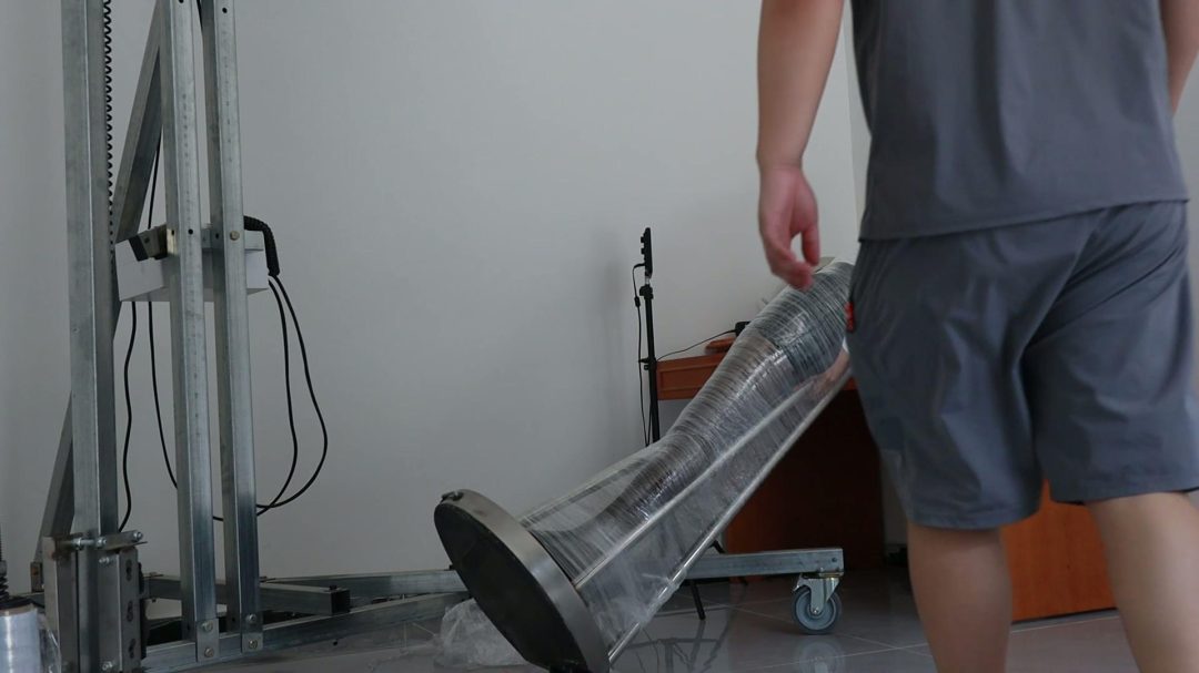 把玩包裹的女孩-5