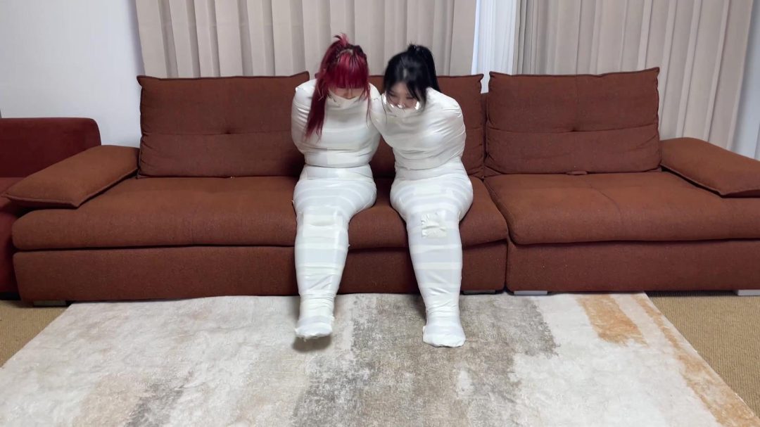 云雀定拍《被入室抢劫的美丽母女 下》 超人气漫画完美复刻 双人木乃伊捆绑蠕动 求救只有一墙之隔~-9