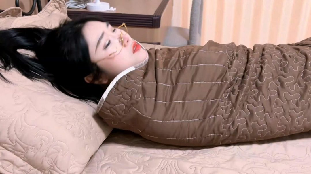 king的饱和式剧情《洋娃娃屋01》超有趣的设定 根据漫画改编 神秘房间进入的美女多会慢慢变成无法动弹的洋娃娃 被人操控无法动弹，只有眼珠乱转。-5