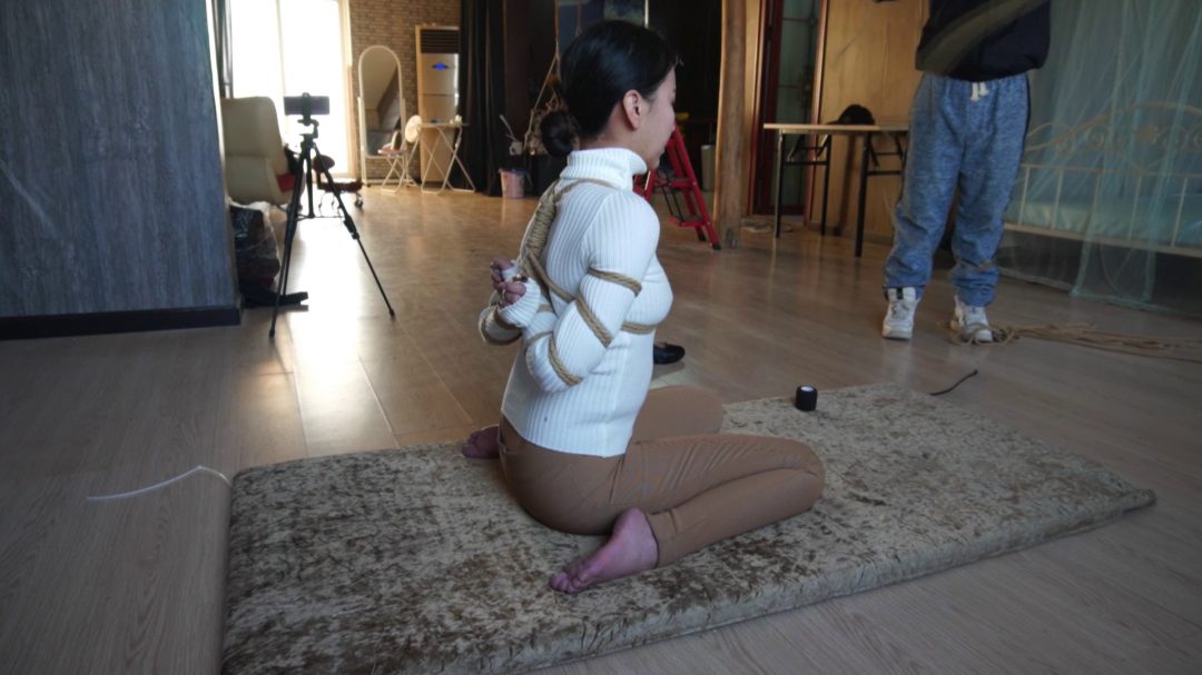 反扭捆绑文静妹子-6