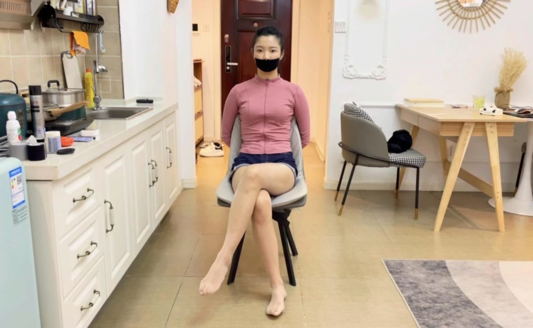 【小橙】椅子上的黑色胶带捆绑，胶带封嘴后，静电胶带再封一层，肉丝蒙眼+蒙嘴，“呜呜呜”的享受~-1