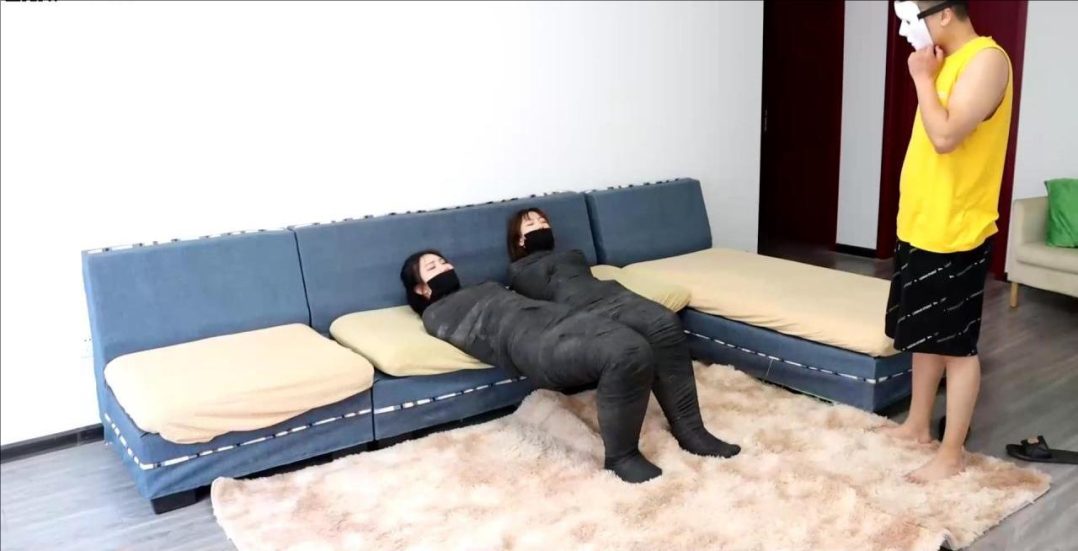 king剧情定拍！《神秘双人木乃伊下》2个美女被完美木乃伊全包 全包卖力挣扎全程吃力蠕动 超稀有双人木乃伊挣扎-6