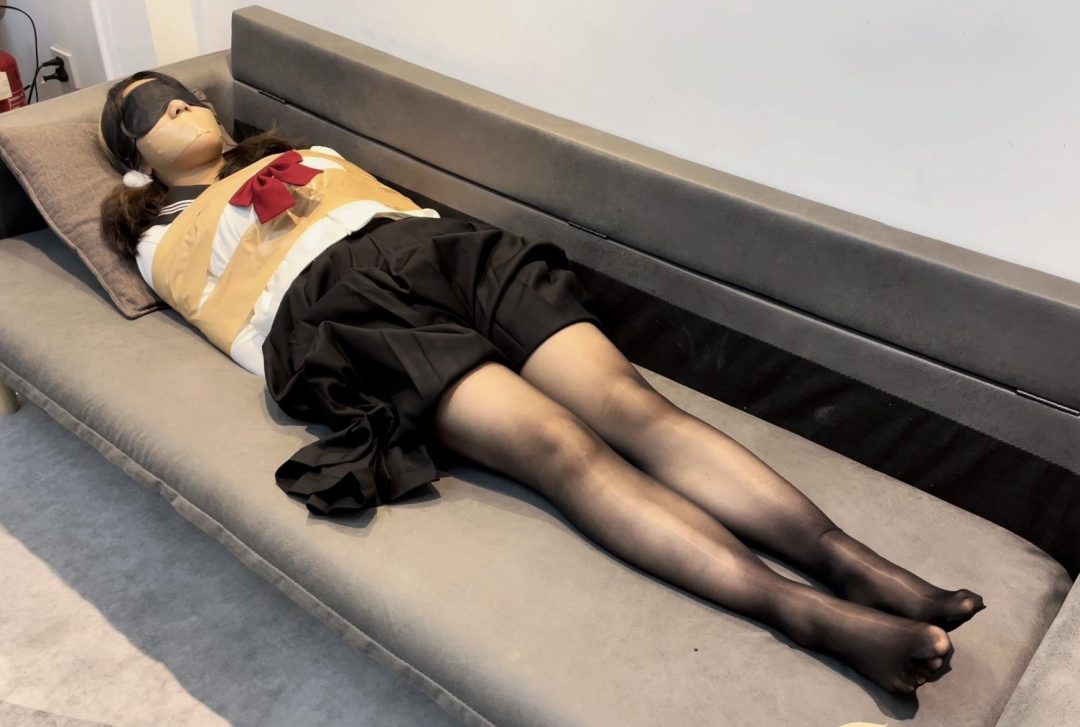 【小雨】【招模特】小雨的胶带捆绑与挣扎-1