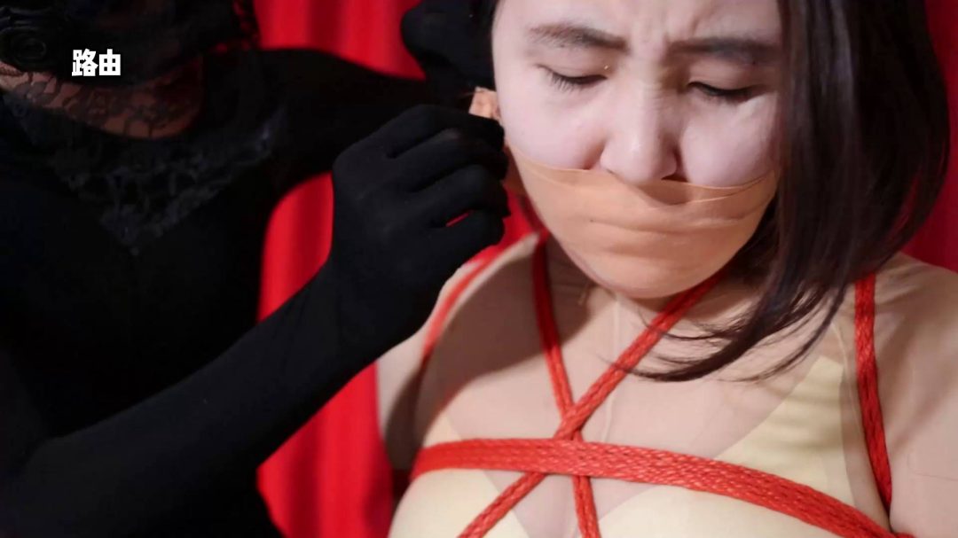 女绳师蜜蜂，模特小莫，在紧缚室相遇-7