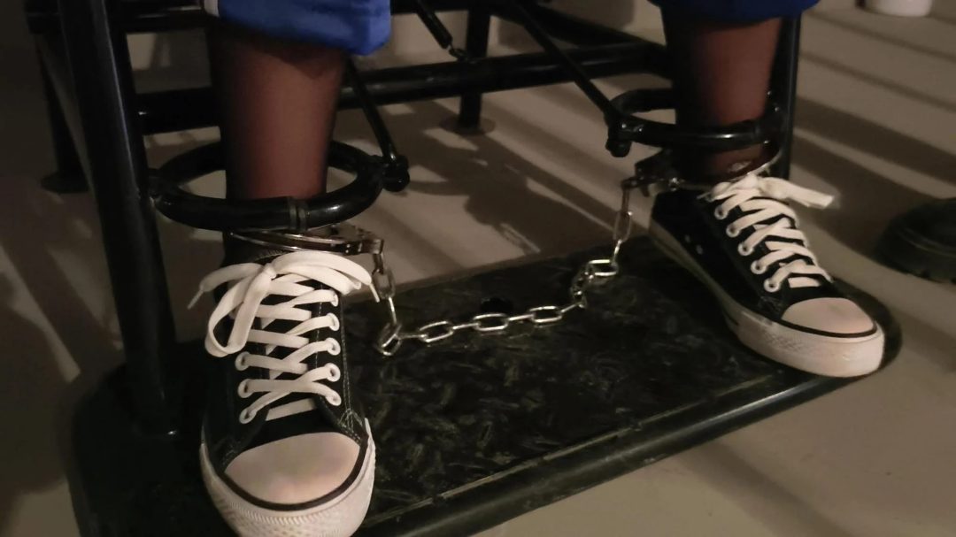 【鑫鑫工作室】反骨妹妹体验记-新模特小儒扮演不想上学的妹妹，来姐姐单位找姐姐玩，想体验监狱生活当女囚，兴奋的拿起手铐脚铐把自己铐起来，姐姐为了惩罚妹妹，套路她给她戴上最重的脚镣，各种重镣都给妹妹挨-7