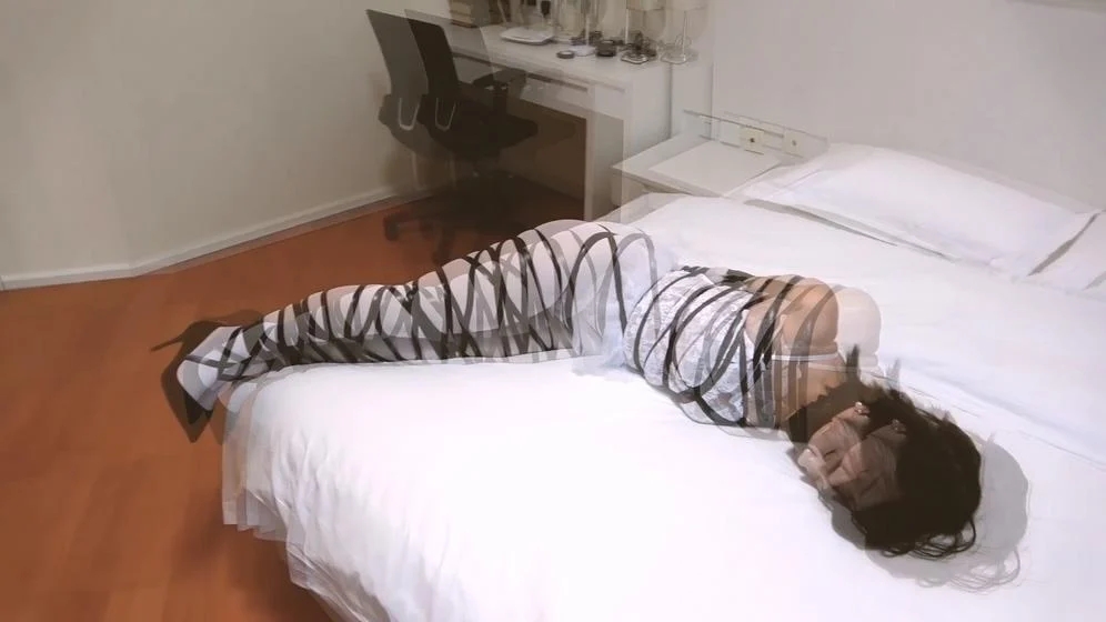 king定拍2024年国庆合集《服装拘束公司》世界各地的美女 被奇怪的裙子 高跟鞋 丝袜 大衣所拘束 美丽的服装陷阱让美女们成为一个个只能蠕动的人棍-9