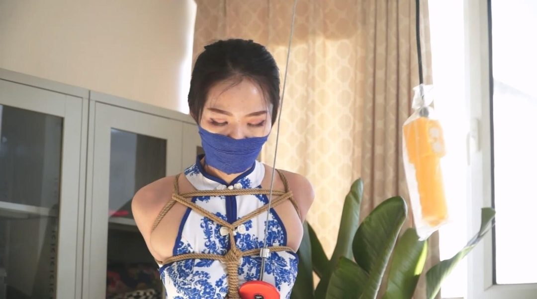 king经典定拍合集《丝袜美女的极限股绳 踮脚吊缚》3位丝袜美女 丝袜美脚吃力踮脚 强制股绳吊缚-1