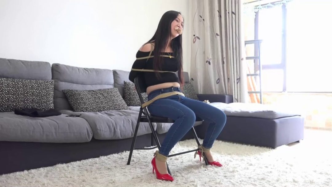 定拍文清椅子缚，堵嘴，(牛仔裤,肉丝袜,红色高跟鞋)-8