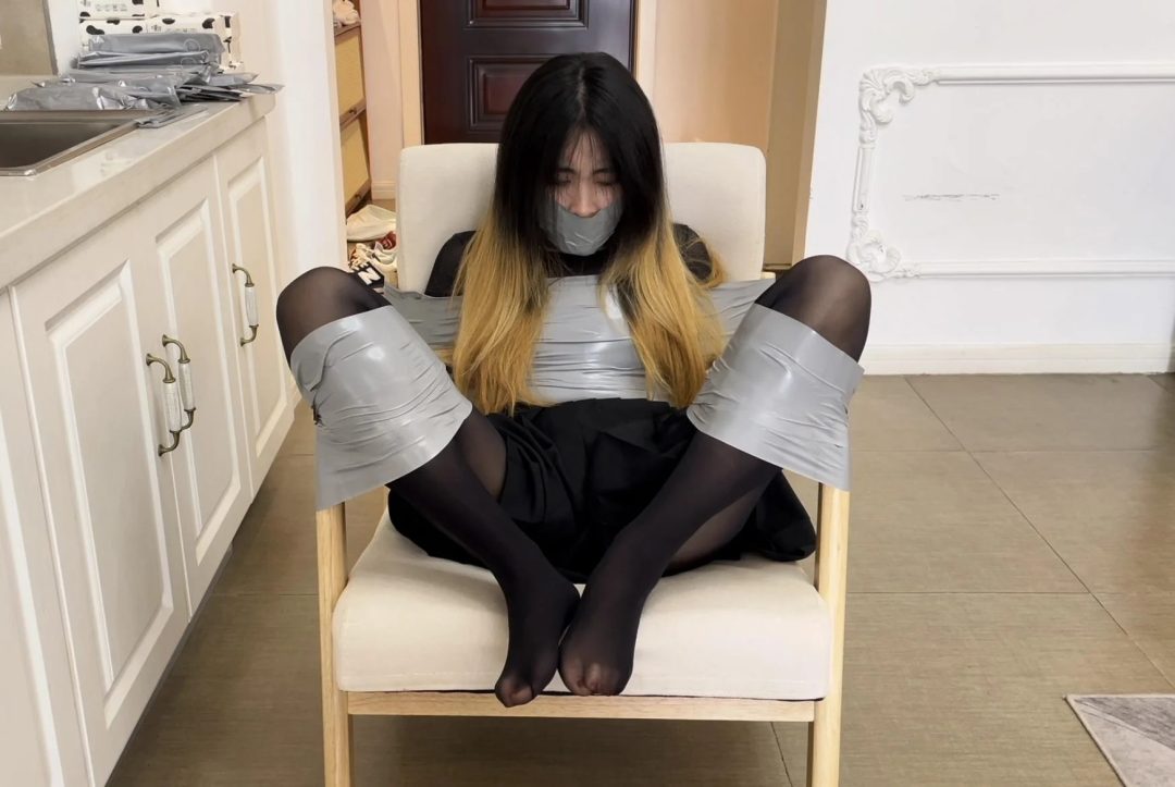 小敏，素颜出镜，有点像祖贤；胶带捆捆捆-8