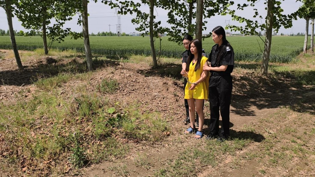 【鑫鑫工作室】新场地模特小涵出演女犯本系列第二部，四女囚系列之女大学生人案，周雨涵因故意s人被捕，户外逃窜被抓捕，户外指认现场，模拟监室新场地真实感飙升-9