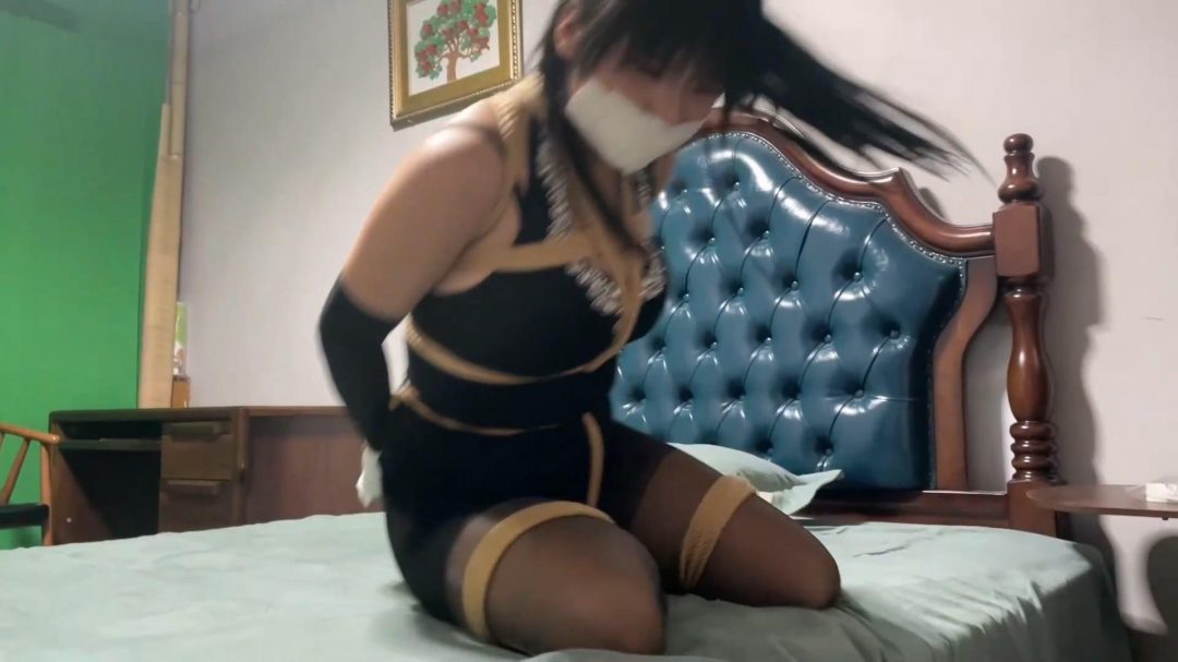 king定拍《女仆与女主人的怪异关系02》乖巧女仆被洗脑 主人被肆意“服侍”黑丝女主人逃跑失败 被玩弄惩罚 娇喘求饶 有趣情节不要错过！-3