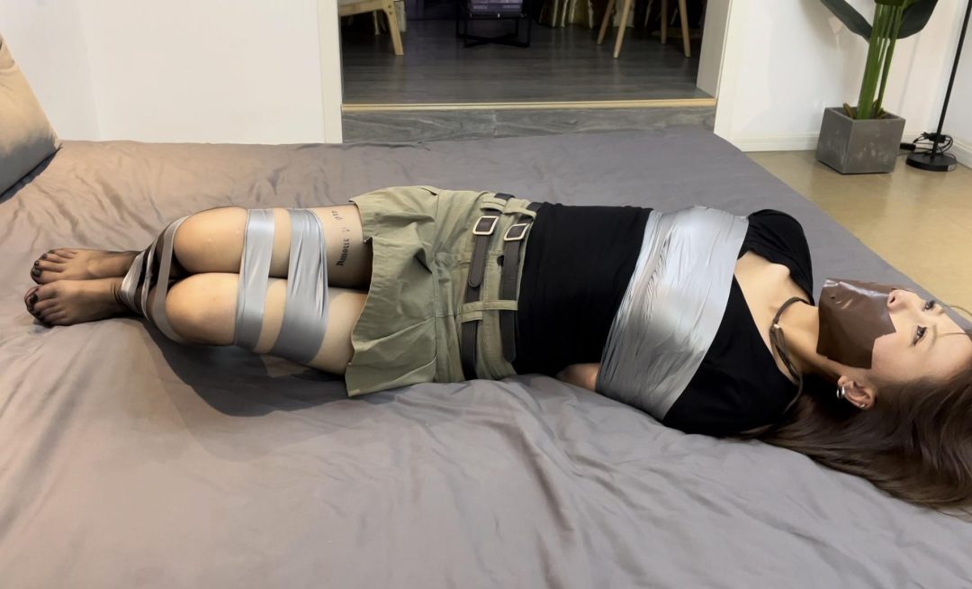 【小陈】 胶带的紧实捆绑后，床上挣扎，“呜呜呜”，就是挣脱不开~-10