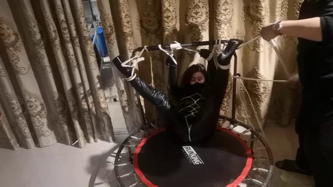 女高管下班不回家，直接来见主，自觉穿上乳胶衣过膝长靴，龟甲四肢蜘蛛绑-1